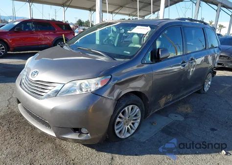 2014 Toyota Sienna Xle V6 8 Passenger z USA, uszkodzony, nr VIN 5TDYK3DC5ES488451